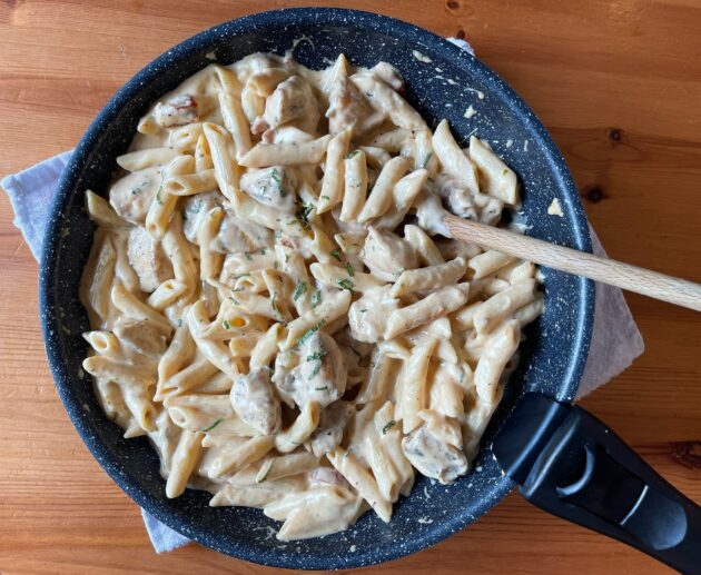 Συνταγή για πένες με κοτόπουλο, κρέμα γάλακτος, τυρί κρέμα, λιαστή ντομάτα και υπέροχα μυρωδικά.