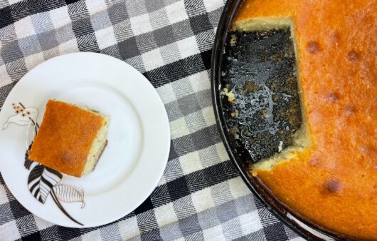 Απολαύστε ένα παραδοσιακό ραβανί. Φτιάξτε το μοναδικό σιροπιαστό ραβανί με φανταστικό άρωμα και γεύση.