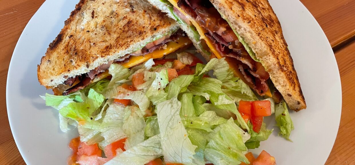 Αυτό το σάντουιτς με μπέικοκν, iceberg, τυρί τσένταρ, ντομάτα και μαγιονέζα θα γίνει το αγαπημένο σας σνακ και πρωϊνό.