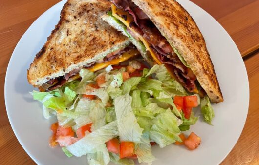 Αυτό το σάντουιτς με μπέικοκν, iceberg, τυρί τσένταρ, ντομάτα και μαγιονέζα θα γίνει το αγαπημένο σας σνακ και πρωϊνό.