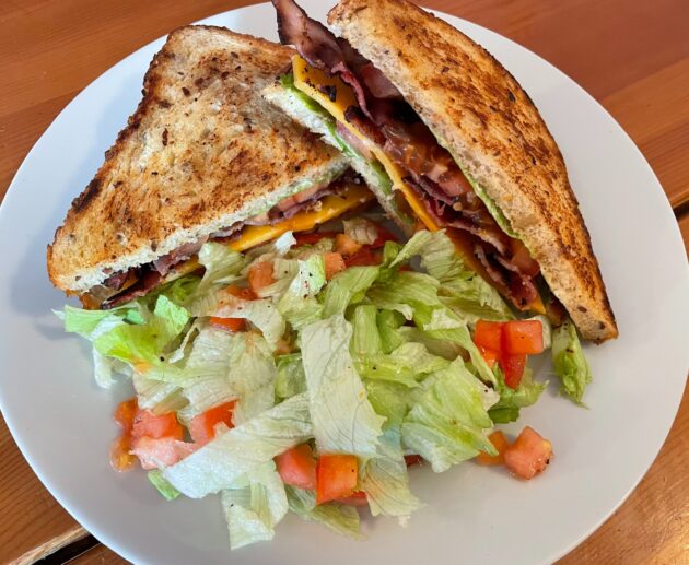 Αυτό το σάντουιτς με μπέικοκν, iceberg, τυρί τσένταρ, ντομάτα και μαγιονέζα θα γίνει το αγαπημένο σας σνακ και πρωϊνό.