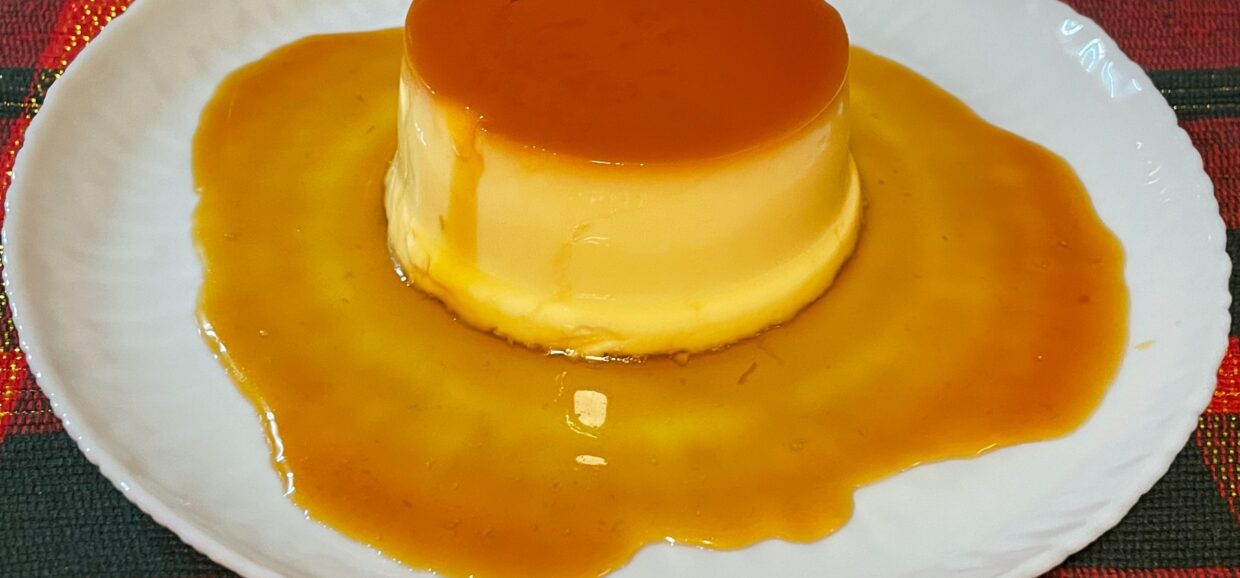 Συνταγή για αυθεντική κρέμα καραμελέ! Μοναδική κρέμα με άρωμα βανίλιας, λεμόνι και με εύκολη καραμέλα.