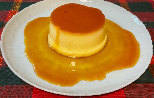 Συνταγή για αυθεντική κρέμα καραμελέ! Μοναδική κρέμα με άρωμα βανίλιας, λεμόνι και με εύκολη καραμέλα.