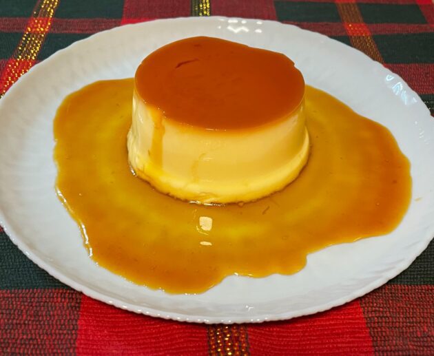 Συνταγή για αυθεντική κρέμα καραμελέ! Μοναδική κρέμα με άρωμα βανίλιας, λεμόνι και με εύκολη καραμέλα.