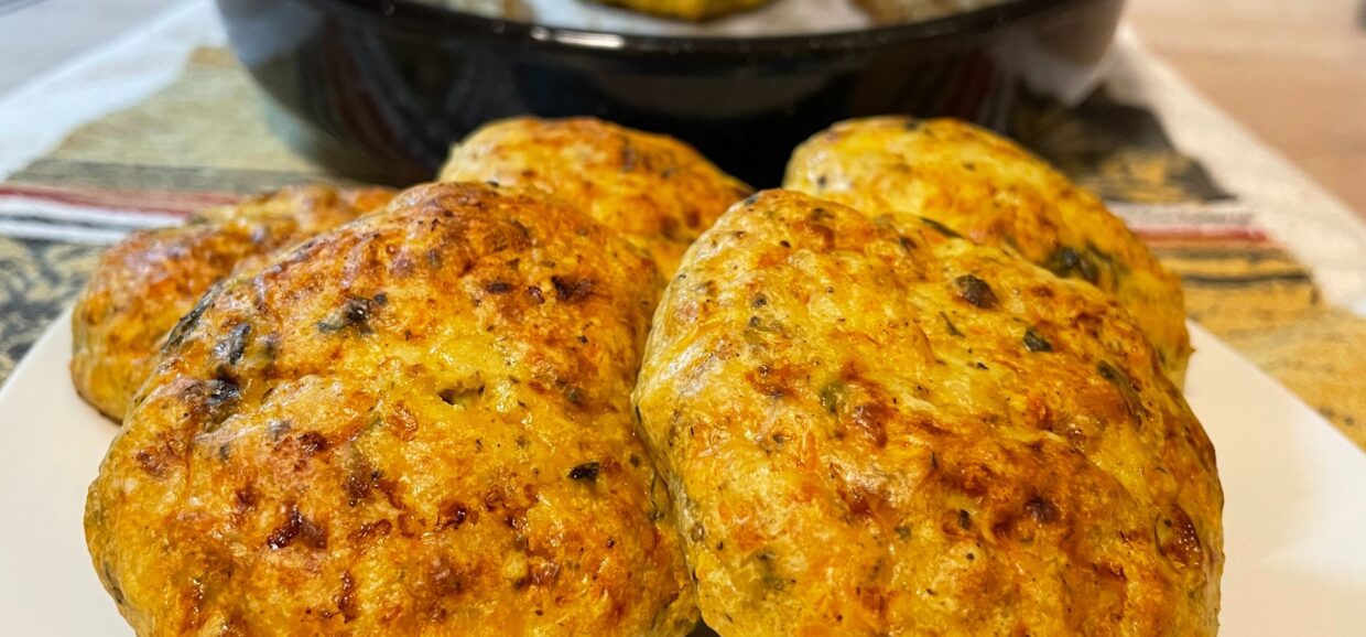 Δοκιμάστε αυτή τη συνταγή για ζουμερά, αφράτα και πεντανόστιμα μπιφτέκια κοτόπουλου ψημένα στο φούρνο.