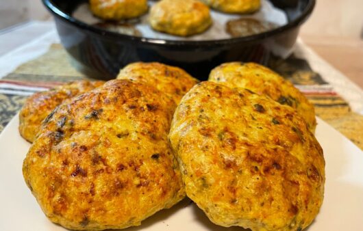 Δοκιμάστε αυτή τη συνταγή για ζουμερά, αφράτα και πεντανόστιμα μπιφτέκια κοτόπουλου ψημένα στο φούρνο.