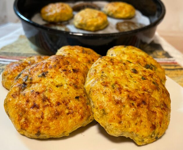 Δοκιμάστε αυτή τη συνταγή για ζουμερά, αφράτα και πεντανόστιμα μπιφτέκια κοτόπουλου ψημένα στο φούρνο.