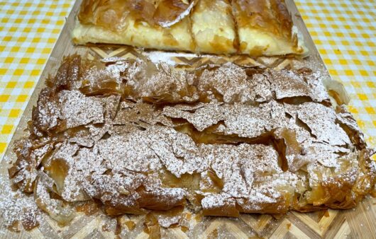 Δοκιμάστε μια κλασική συνταγή για μπουγάτσα με φύλλο κρούστας και βελούδινη κρέμα με υπέροχη υφή.