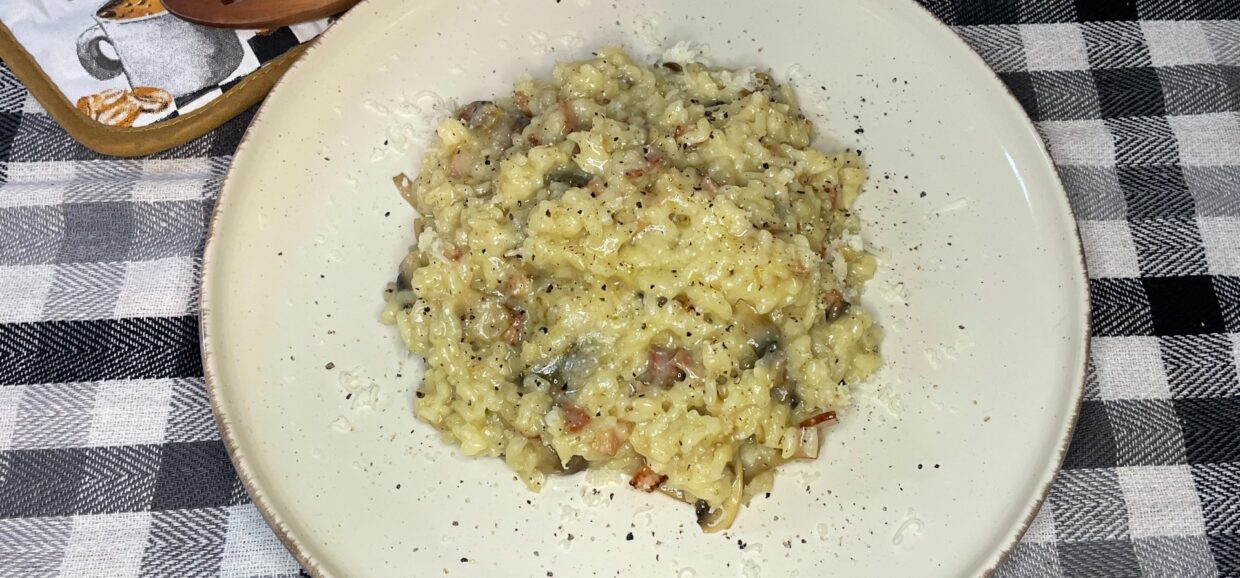 Ριζότο με μανιτάρια, μπέικον και παρμεζάνα. Ένας υπέροχος συνδυασμός για τέλειο και κρεμώδες ριζότο.