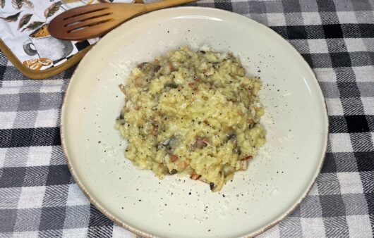 Ριζότο με μανιτάρια, μπέικον και παρμεζάνα. Ένας υπέροχος συνδυασμός για τέλειο και κρεμώδες ριζότο.