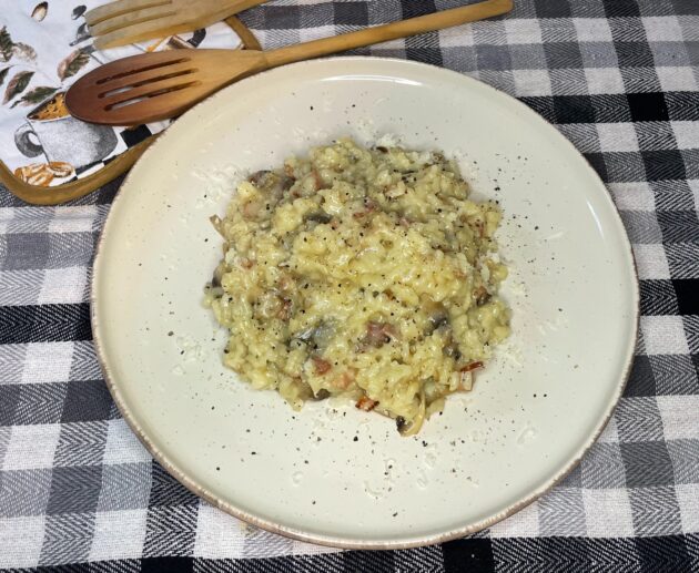 Ριζότο με μανιτάρια, μπέικον και παρμεζάνα. Ένας υπέροχος συνδυασμός για τέλειο και κρεμώδες ριζότο.