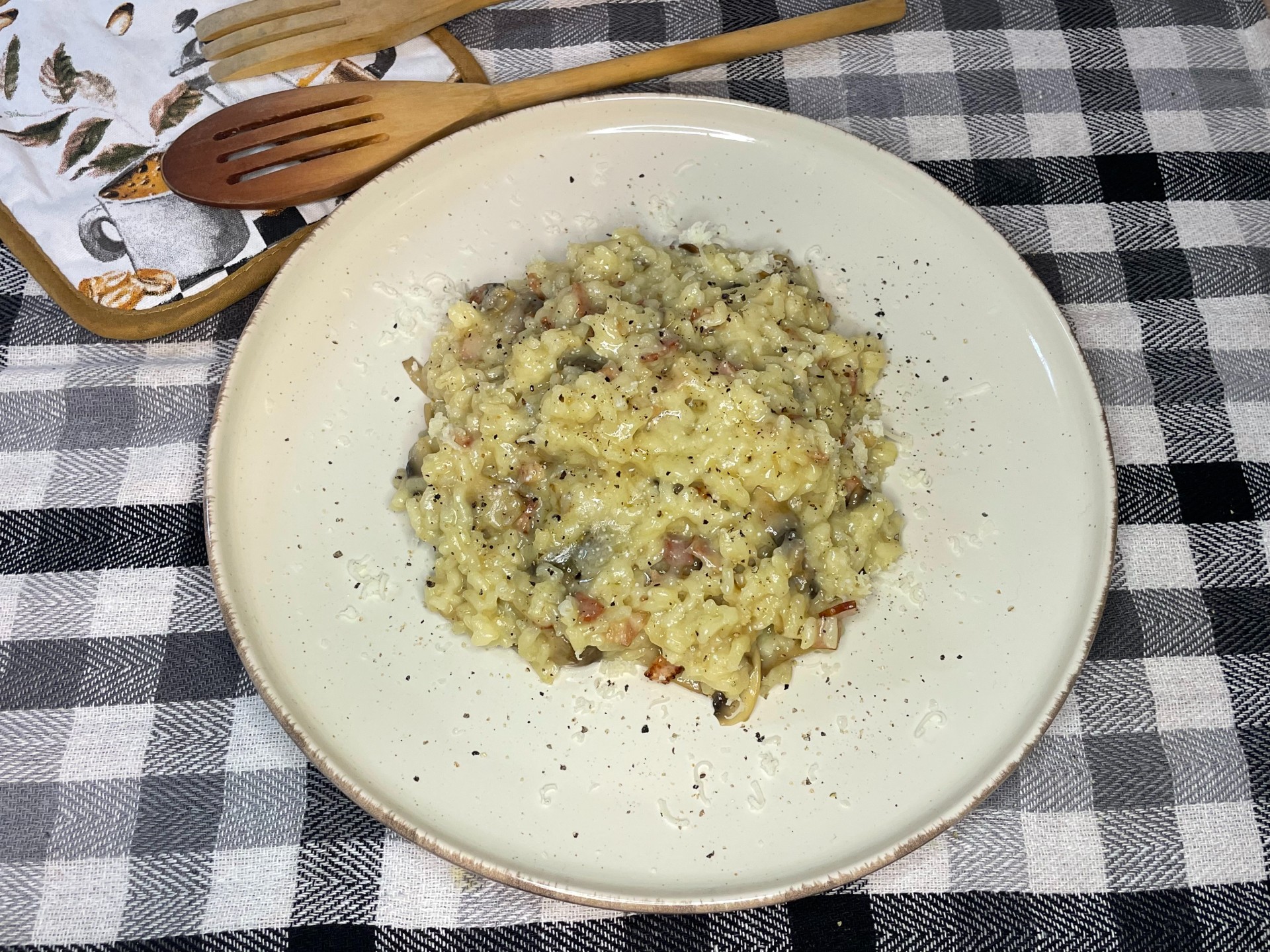 Ριζότο με μανιτάρια, μπέικον και παρμεζάνα. Ένας υπέροχος συνδυασμός για τέλειο και κρεμώδες ριζότο.