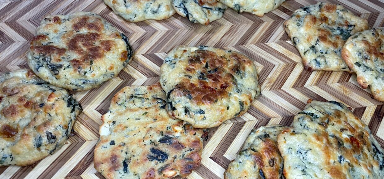 Φτιάξτε αυτά τα υπέροχα μαλακά μπισκότα με σπανάκι, τυρί φέτα, μοτσαρέλα και γιαούρτι. 