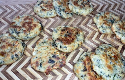 Φτιάξτε αυτά τα υπέροχα μαλακά μπισκότα με σπανάκι, τυρί φέτα, μοτσαρέλα και γιαούρτι. 