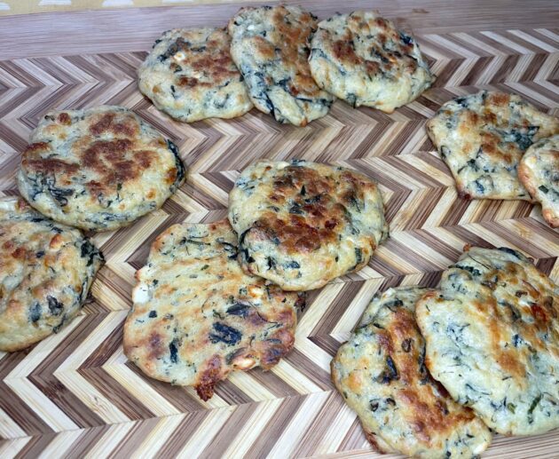 Φτιάξτε αυτά τα υπέροχα μαλακά μπισκότα με σπανάκι, τυρί φέτα, μοτσαρέλα και γιαούρτι. 