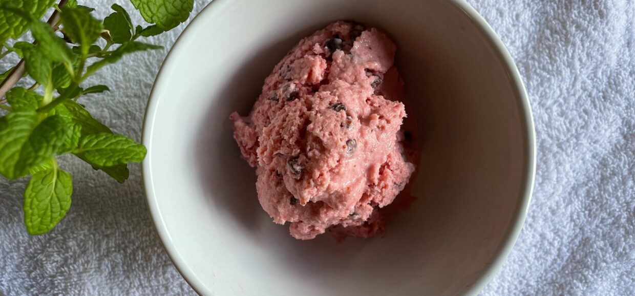 Καλοκαίρι και παγωτό πηγαίνουν παρέα. Δοκιμάστε αυτό το παγωτό φράουλα με γιαούρτι και μέλι χωρίς περιττές θερμίδες.