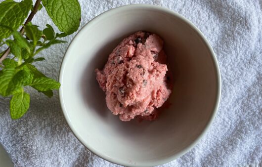 Καλοκαίρι και παγωτό πηγαίνουν παρέα. Δοκιμάστε αυτό το παγωτό φράουλα με γιαούρτι και μέλι χωρίς περιττές θερμίδες.