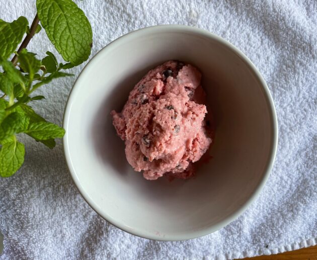 Καλοκαίρι και παγωτό πηγαίνουν παρέα. Δοκιμάστε αυτό το παγωτό φράουλα με γιαούρτι και μέλι χωρίς περιττές θερμίδες.