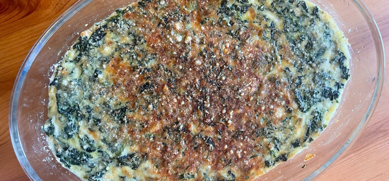 Συνταγή για την πιο γρήγορη και νόστιμη τάρτα quiche σπανάκι. Ένας υπέροχος συνδυασμός με σπανάκι, κίτρινο τυρί και κρέμα γάλακτος.