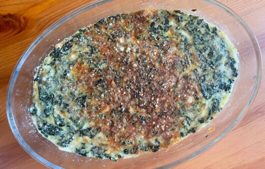 Συνταγή για την πιο γρήγορη και νόστιμη τάρτα quiche σπανάκι. Ένας υπέροχος συνδυασμός με σπανάκι, κίτρινο τυρί και κρέμα γάλακτος.