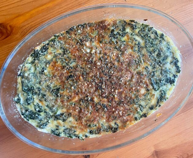 Συνταγή για την πιο γρήγορη και νόστιμη τάρτα quiche σπανάκι. Ένας υπέροχος συνδυασμός με σπανάκι, κίτρινο τυρί και κρέμα γάλακτος.