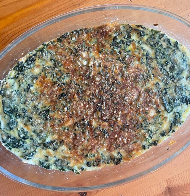 Συνταγή για την πιο γρήγορη και νόστιμη τάρτα quiche σπανάκι. Ένας υπέροχος συνδυασμός με σπανάκι, κίτρινο τυρί και κρέμα γάλακτος.