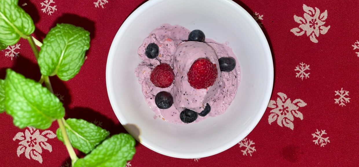 Αυτό το παγωτό με μούρα, τυρί κότατζ και μέλι είναι υγιεινό, χωρίς ζάχαρη και μπορείτε να το απολαύσετε χωρίς τύψεις.