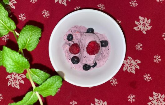 Αυτό το παγωτό με μούρα, τυρί κότατζ και μέλι είναι υγιεινό, χωρίς ζάχαρη και μπορείτε να το απολαύσετε χωρίς τύψεις.