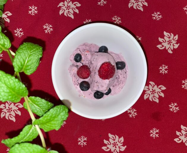 Αυτό το παγωτό με μούρα, τυρί κότατζ και μέλι είναι υγιεινό, χωρίς ζάχαρη και μπορείτε να το απολαύσετε χωρίς τύψεις.