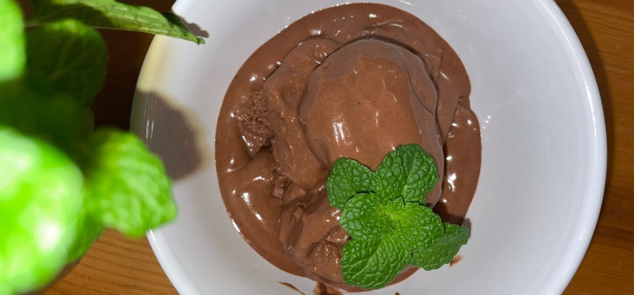 Αυτό το παγωτό σοκολάτα με ρικότα και μέλι είναι υγιεινό, χωρίς ζάχαρη και μπορείτε να το απολαύσετε χωρίς τύψεις.