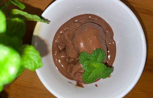 Αυτό το παγωτό σοκολάτα με ρικότα και μέλι είναι υγιεινό, χωρίς ζάχαρη και μπορείτε να το απολαύσετε χωρίς τύψεις.