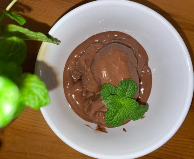 Αυτό το παγωτό σοκολάτα με ρικότα και μέλι είναι υγιεινό, χωρίς ζάχαρη και μπορείτε να το απολαύσετε χωρίς τύψεις.