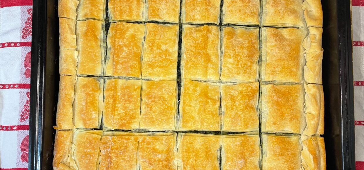 Συνταγή για νηστίσιμη σπανακόπιτα. Φτιάξτε την πιο νόστιμη σπανακόπιτα με χωριάτικο φύλλο και μυρωδικά.