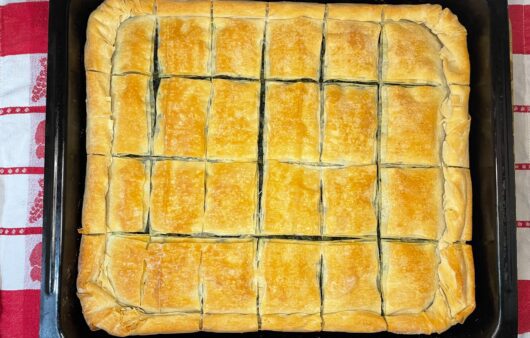 Συνταγή για νηστίσιμη σπανακόπιτα. Φτιάξτε την πιο νόστιμη σπανακόπιτα με χωριάτικο φύλλο και μυρωδικά.