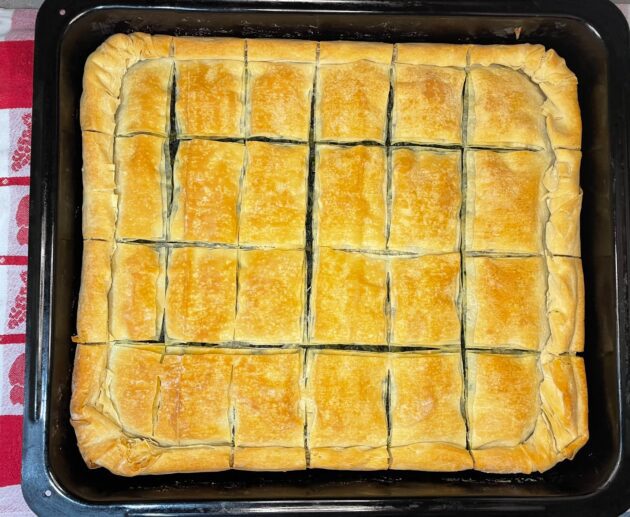 Συνταγή για νηστίσιμη σπανακόπιτα. Φτιάξτε την πιο νόστιμη σπανακόπιτα με χωριάτικο φύλλο και μυρωδικά.