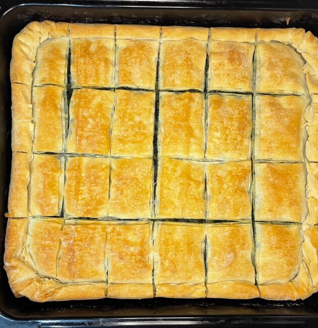 Συνταγή για νηστίσιμη σπανακόπιτα. Φτιάξτε την πιο νόστιμη σπανακόπιτα με χωριάτικο φύλλο και μυρωδικά.