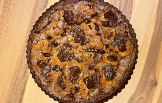 Συνταγή για brookies. Συνδυασμός από σοκολατένιο brownie και βασική ζύμη για cookies με τσιπ σοκολάτας.