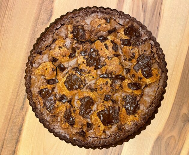 Συνταγή για brookies. Συνδυασμός από σοκολατένιο brownie και βασική ζύμη για cookies με τσιπ σοκολάτας.