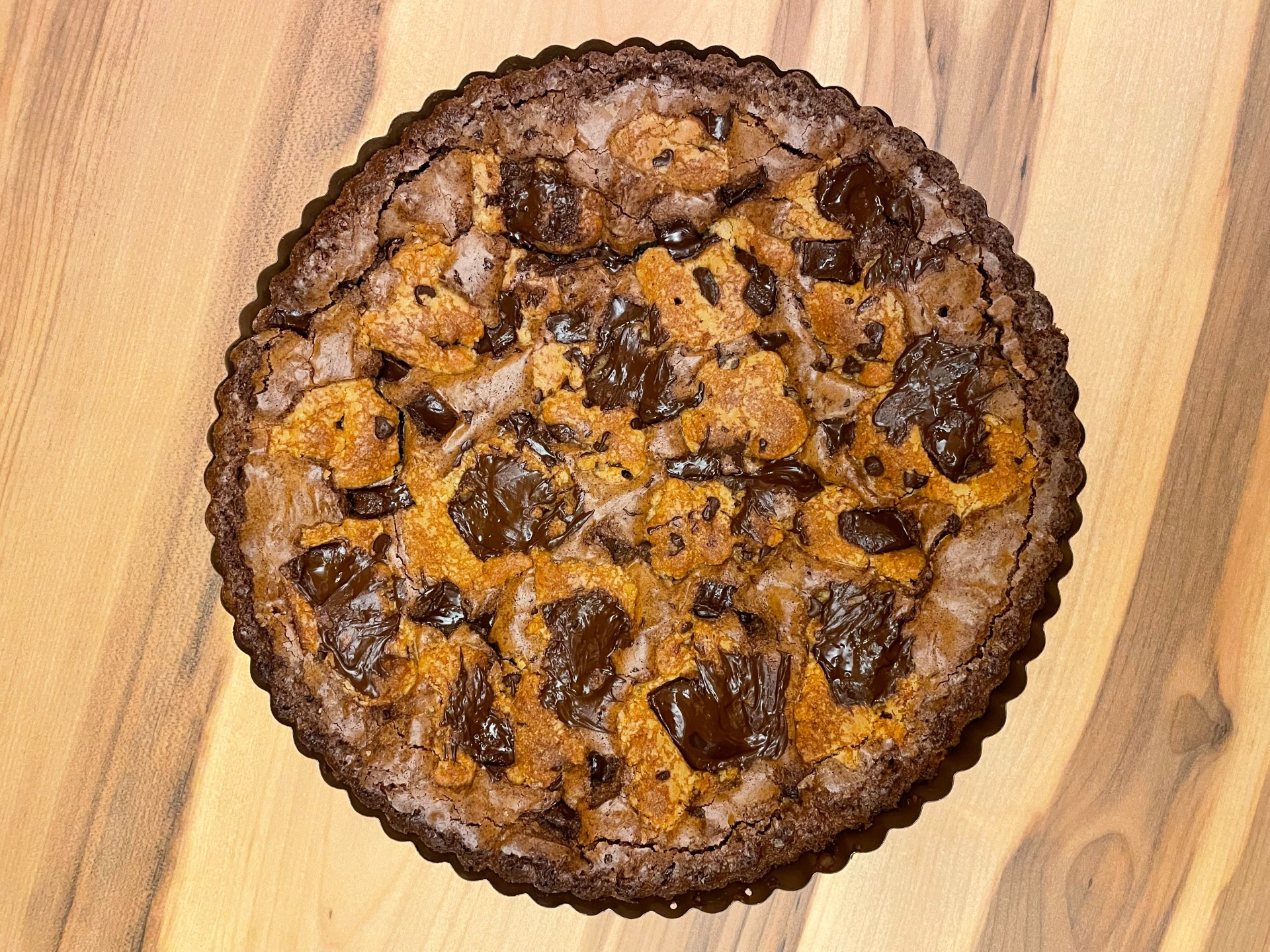 Συνταγή για brookies. Συνδυασμός από σοκολατένιο brownie και βασική ζύμη για cookies με τσιπ σοκολάτας.