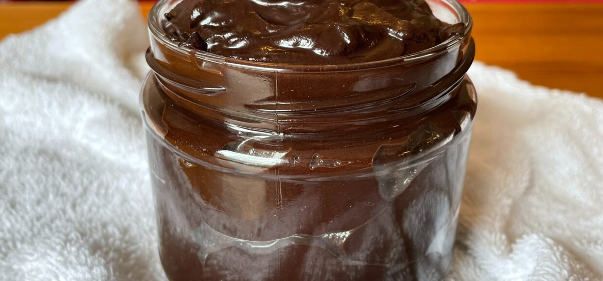 Δοκιμάστε αυτό το υπέροχο και υγιεινό άλειμμα κακάο με μόνο 3 υλικά. Ιδανικό για το πρωϊνό σας με μια φέτα ψωμί.