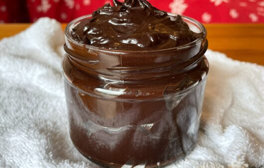 Δοκιμάστε αυτό το υπέροχο και υγιεινό άλειμμα κακάο με μόνο 3 υλικά. Ιδανικό για το πρωϊνό σας με μια φέτα ψωμί.