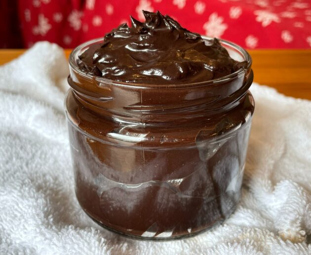 Δοκιμάστε αυτό το υπέροχο και υγιεινό άλειμμα κακάο με μόνο 3 υλικά. Ιδανικό για το πρωϊνό σας με μια φέτα ψωμί.