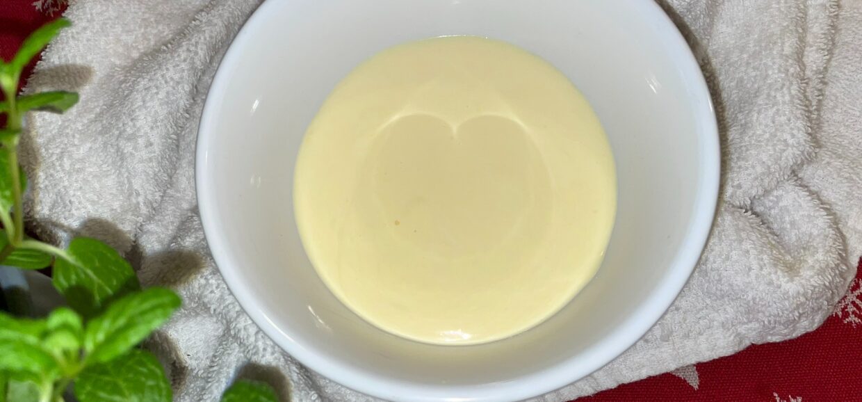 Συνταγή για μαγιονέζα με βραστά αυγά. Ιδανική για όσους αγαπούν τη μαγιονέζα και θέλουν να την απολαύσουν πιο υγιεινά.