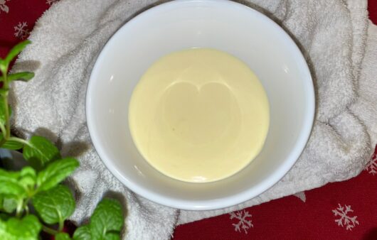 Συνταγή για μαγιονέζα με βραστά αυγά. Ιδανική για όσους αγαπούν τη μαγιονέζα και θέλουν να την απολαύσουν πιο υγιεινά.