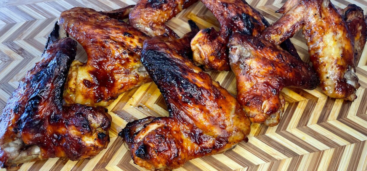 Συνταγή για φτερούγες κοτόπουλο με σάλτσα barbeque, μέλι και κάρι. Ψήνονται στο φούρνο και είναι ιδανικές σαν γρήγορο γεύμα.