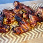 Συνταγή για φτερούγες κοτόπουλο με σάλτσα barbeque, μέλι και κάρι. Ψήνονται στο φούρνο και είναι ιδανικές σαν γρήγορο γεύμα.