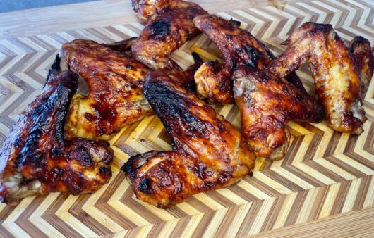 Συνταγή για φτερούγες κοτόπουλο με σάλτσα barbeque, μέλι και κάρι. Ψήνονται στο φούρνο και είναι ιδανικές σαν γρήγορο γεύμα.