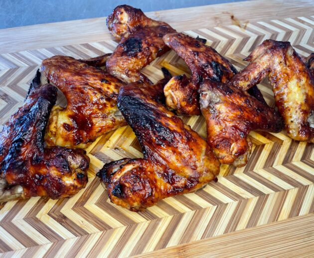 Συνταγή για φτερούγες κοτόπουλο με σάλτσα barbeque, μέλι και κάρι. Ψήνονται στο φούρνο και είναι ιδανικές σαν γρήγορο γεύμα.