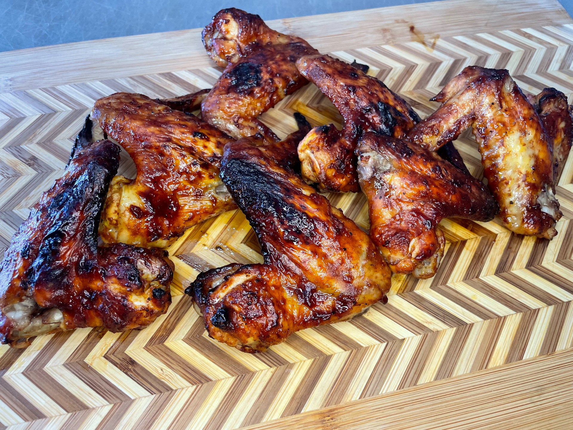 Συνταγή για φτερούγες κοτόπουλο με σάλτσα barbeque, μέλι και κάρι. Ψήνονται στο φούρνο και είναι ιδανικές σαν γρήγορο γεύμα.