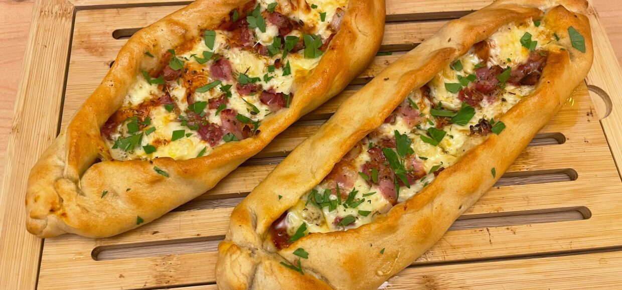 Ανακάλυψε το αγαπημένο πεϊνιρλί, μια γευστική εμπειρία με αφράτη ζύμη, λιωμένα τυριά και απολαυστική υφή που θα σε ταξιδέψει σε κάθε μπουκιά.